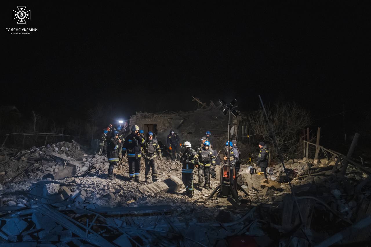 У Покровському районі на Донеччині з-під завалів дістали тіло дитини
