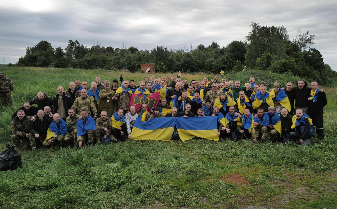Зворушливі миті повернення. Україна забрала з полону ще 95 захисників