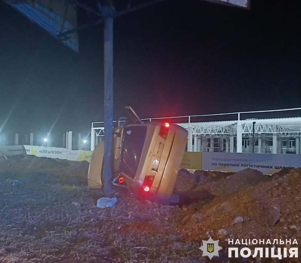 Поблизу Львова 17-річний хлопець розтрощив авто об стовп