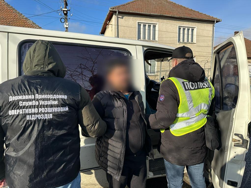На кордоні з Угорщиною затримали 12 ухилянтів