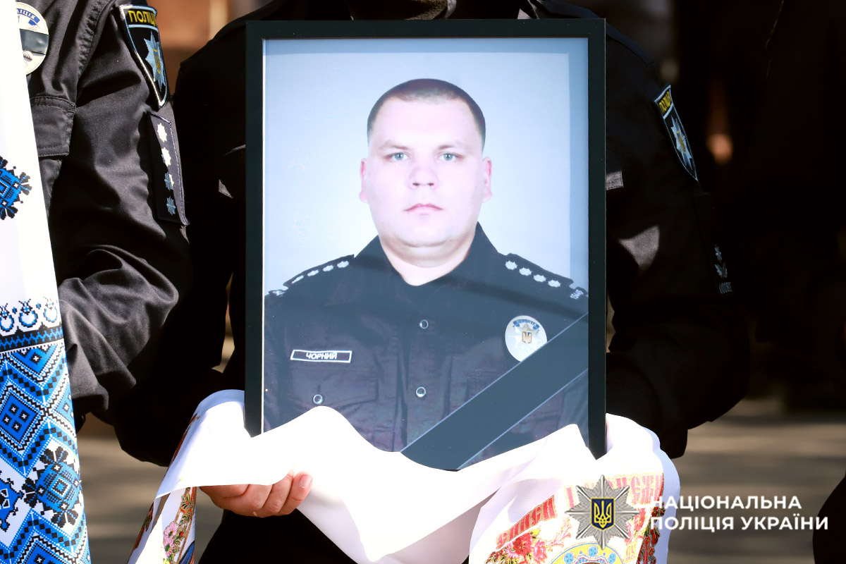 З'явилися фото з похорону поліцейського, якого розстріляв чоловік на Хмельниччині