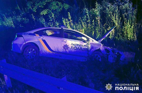 Авто поліції потрапило в аварію після стрілянини та погоні за порушником (фото)