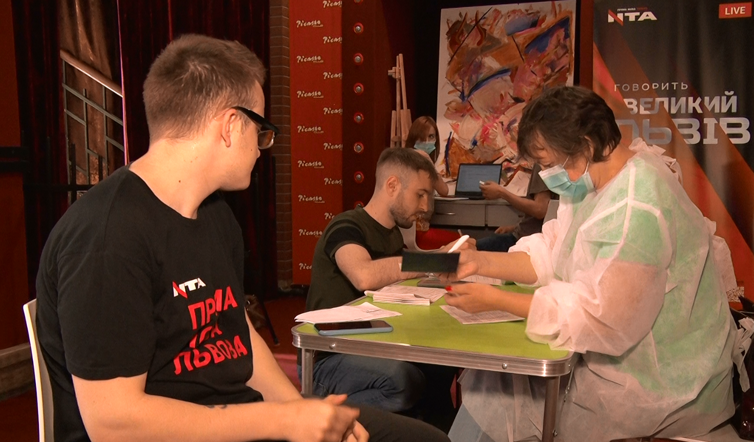 NTA «за» вакцинацію. Колектив телеканалу і сайту власним прикладом популяризує щеплення від «ковіду»