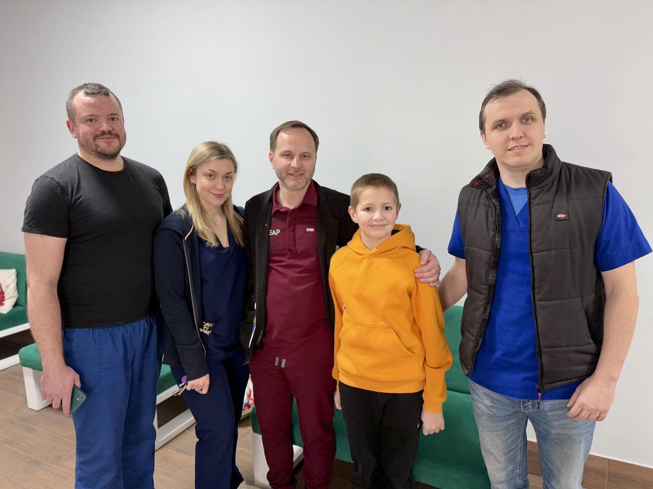 Львівські хірурги успішно видалили 14-річному хлопцю кісту розміром з апельсин