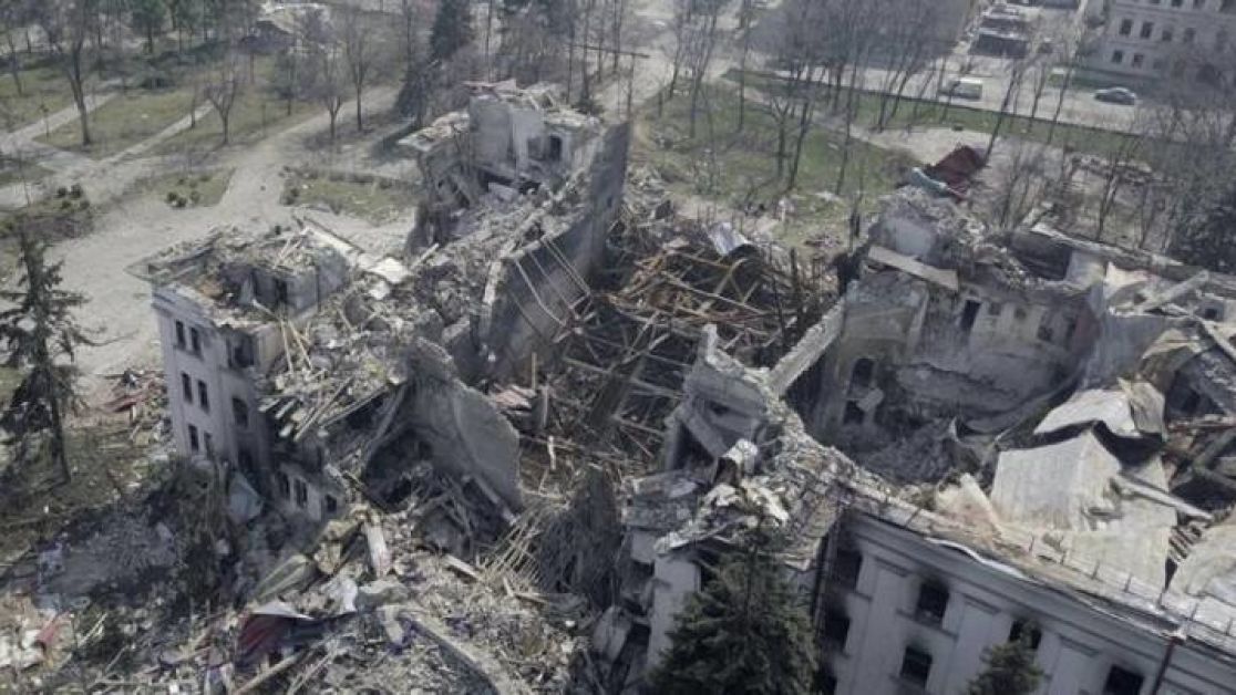 Знищили сліди злочинів. Рашисти знесли драмтеатр в окупованому Маріуполі