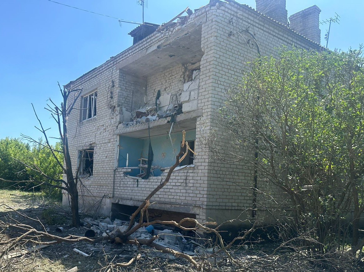 Росіяни вбили на Донеччині трьох людей. Скинули авіабомбу і гатили з РСЗВ