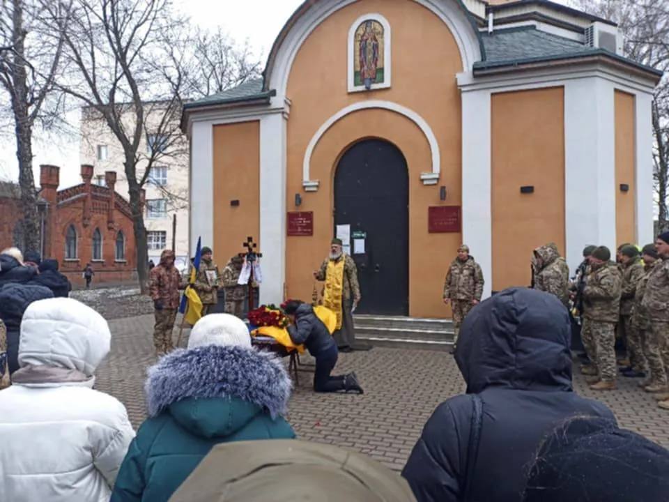 На Харківщині священники УПЦ МП не дозволили відспівати загиблого воїна в храмі