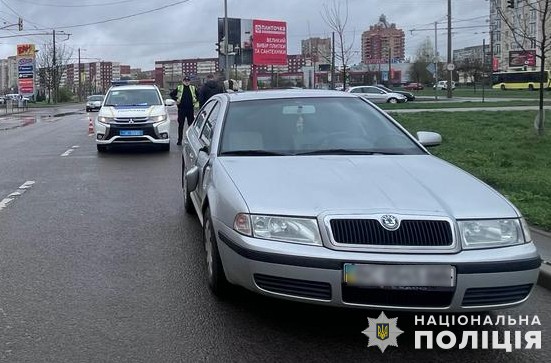 У Львові водій Škoda збив 16-річну дівчину, яка перебігала дорогу на червоне світло