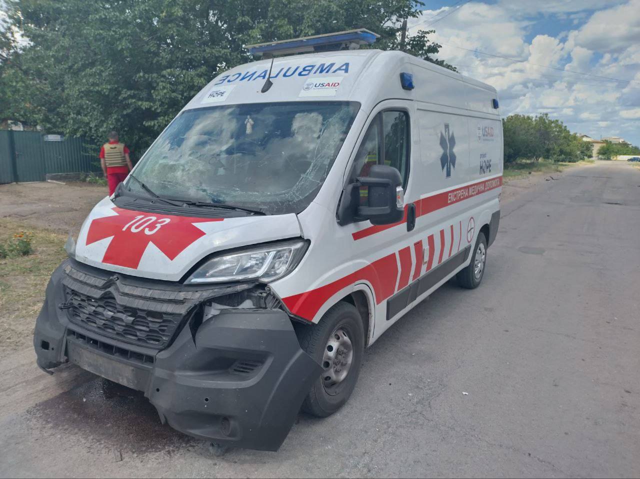 На Херсонщині окупанти атакували дроном авто "швидкої"