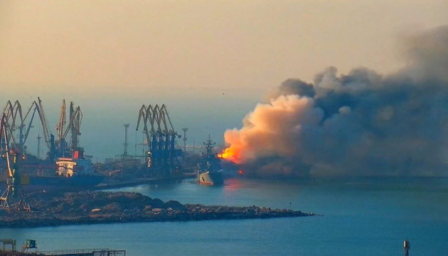Знищення десантного корабля “Саратов” навчить Росію не підходити до берегів, - британська розвідка 