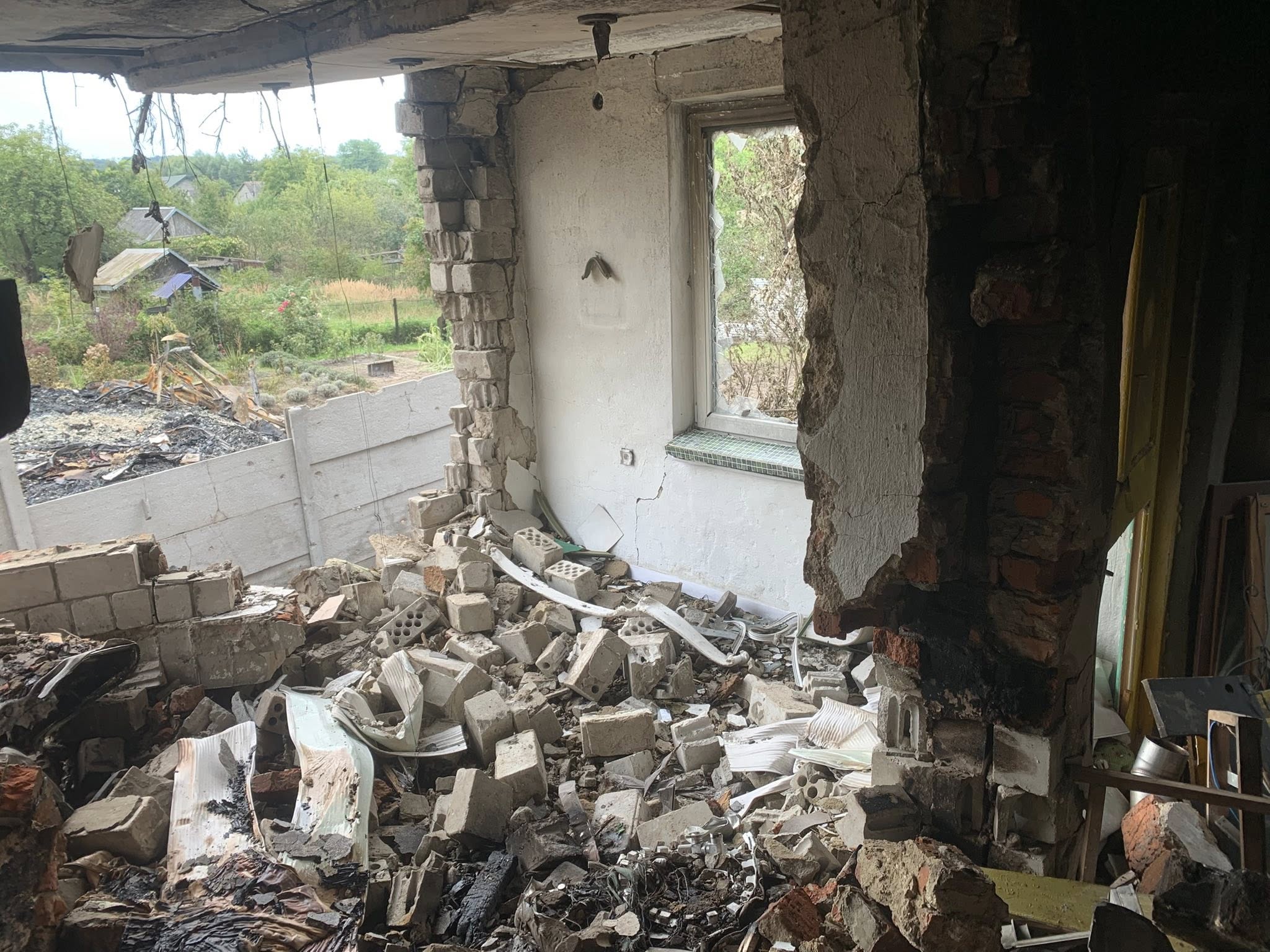 Російська ракета знищила будинок відомого львівського художника (фото)