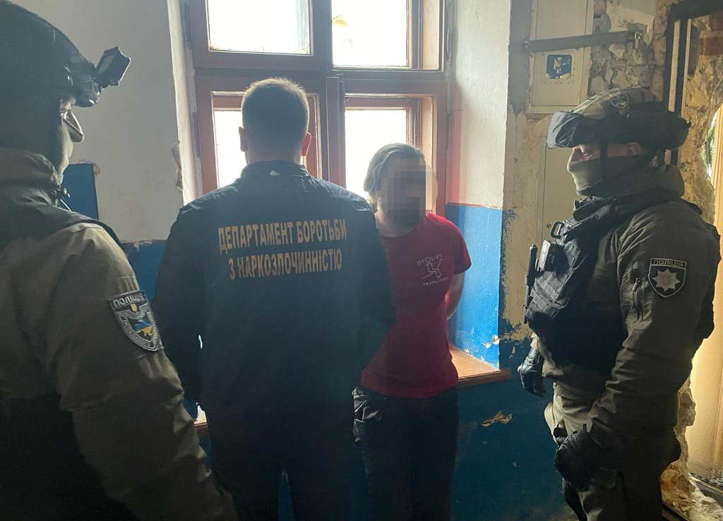 Тернополянин організував сховок зброї і наркотиків у ритуальному бюро у Львові