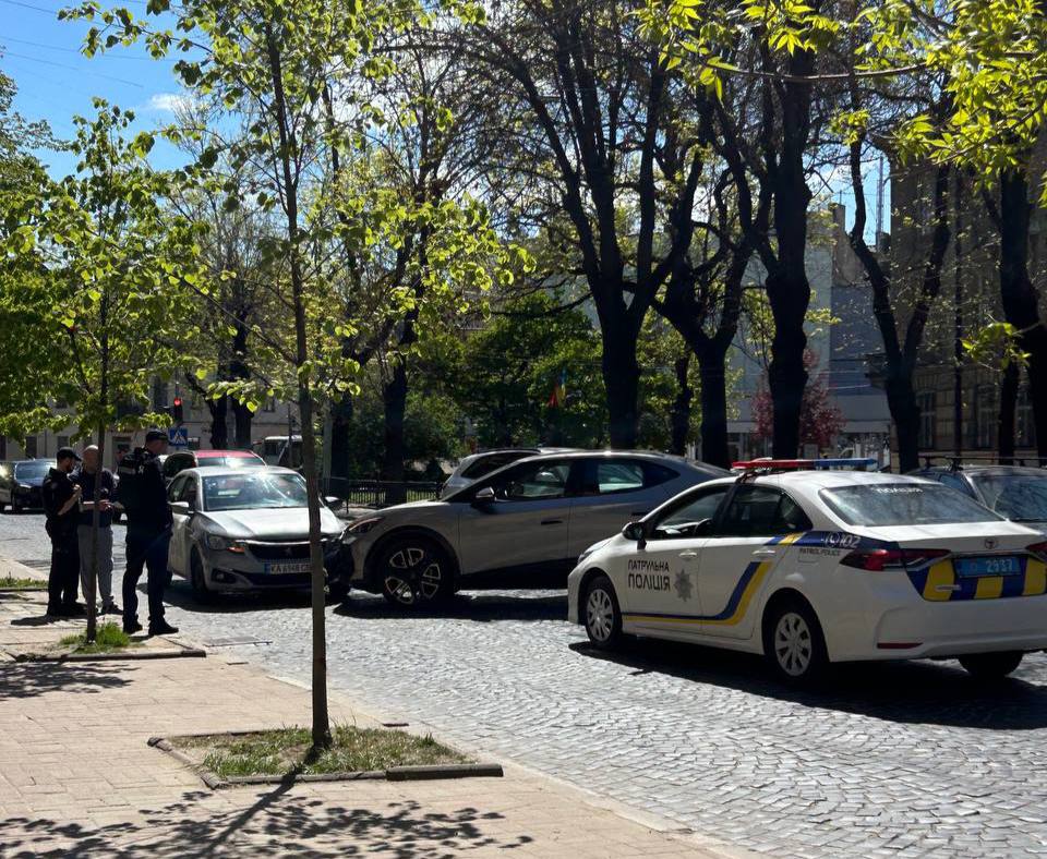 У центрі Львова сталася аварія: є проблеми з рухом