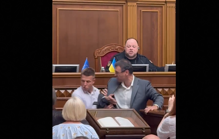 У Верховній Раді депутати ледь не побилися через законопроєкт (відео)