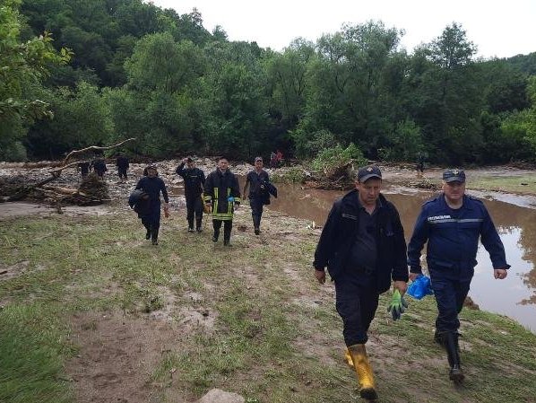 На Тернопільщині змило з дороги авто: загинув водій та двоє 13-річних дівчат