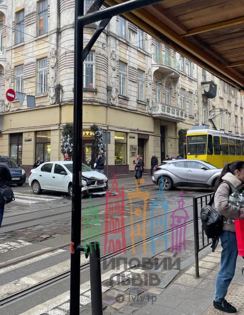 У центрі Львова маршрутка потрапила в аварію і заблокувала рух (фото)