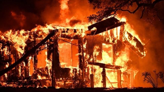 У Росії спалахнула масштабна пожежа на складі