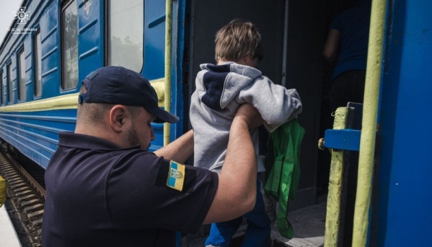 На Харківщині примусово евакуюють родини із дітьми з 47 прифронтових населених пунктів