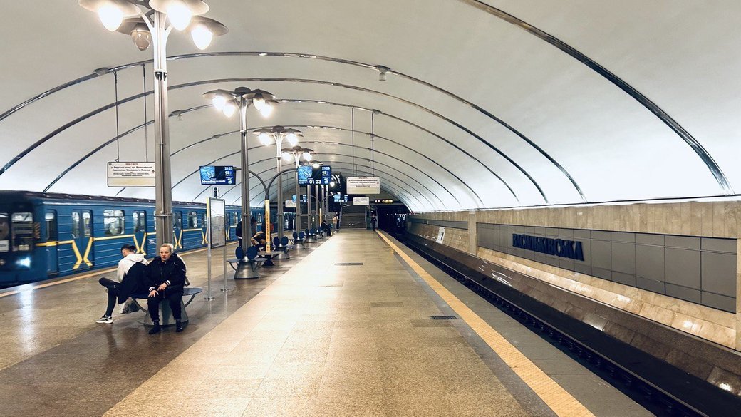 У Києві на станції метро «Либідська» пасажирка впала під потяг