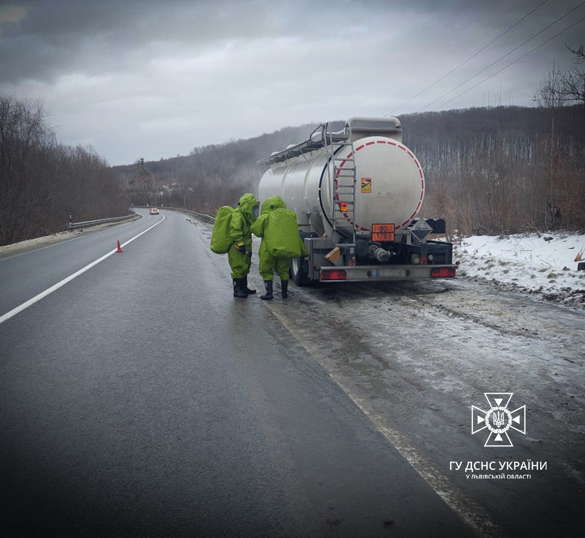 На Львівщині на трасі покинули цистерну, з якої випаровувалася кислота
