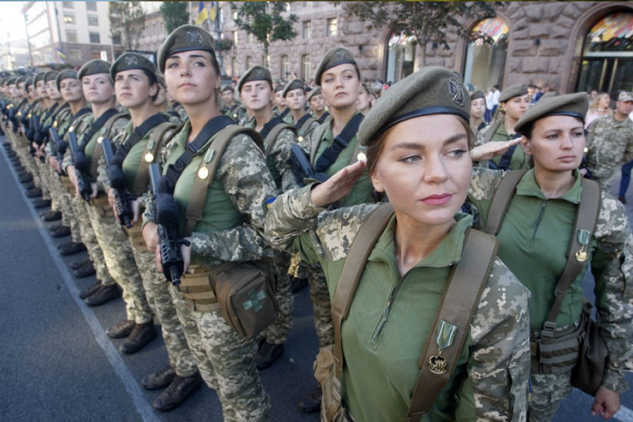 Примусових військових зборів не буде: в Україні введуть перехідну норму для жінок