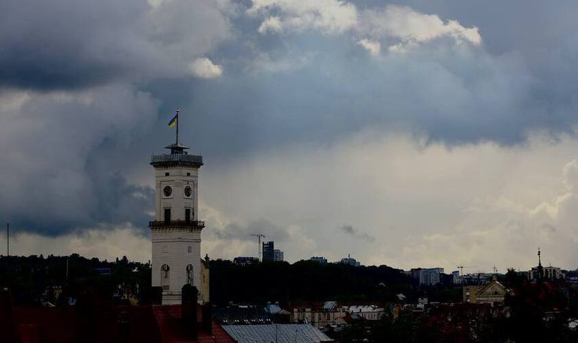 У Львові на понеділок прогнозують грози, град, шквали