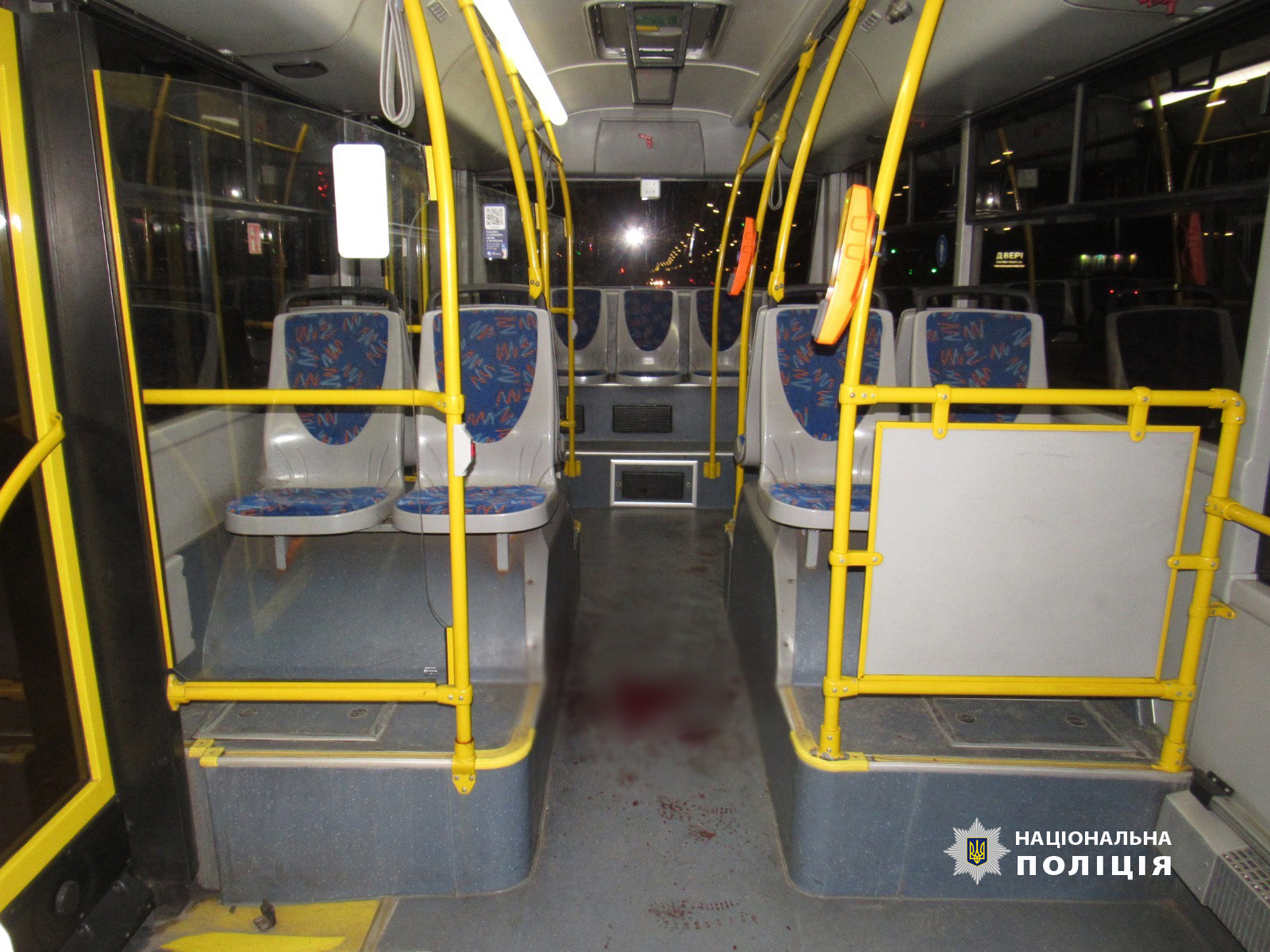 У Києві чоловік порізав бритвою 17-річного студента, бо він голосно слухав музику в автобусі (фото)