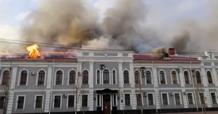 У Чернігові горить будівля СБУ. Влучили два снаряди