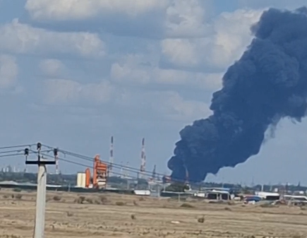 У Волгограді над НПЗ здійнявся стовп чорного диму після оголошення повітряної тривоги (ВІДЕО)