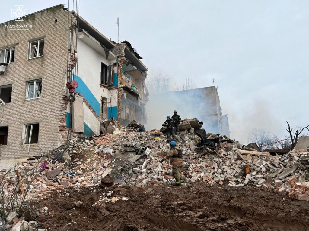 Обстріл селища Нью-Йорк на Донеччині: з-під завалів будинку дістали тіла п’ятьох людей