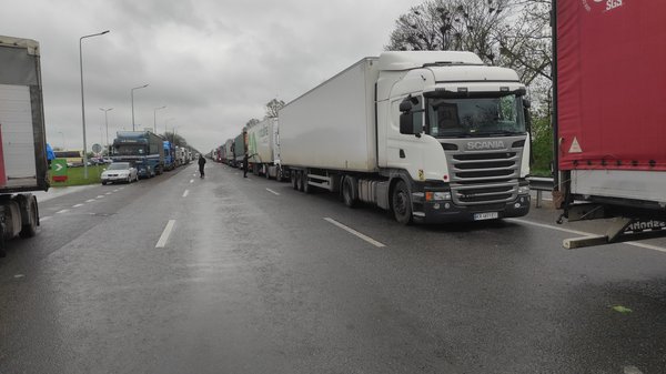 Водій української фури помер у черзі перед пунктом пропуску в Польщі