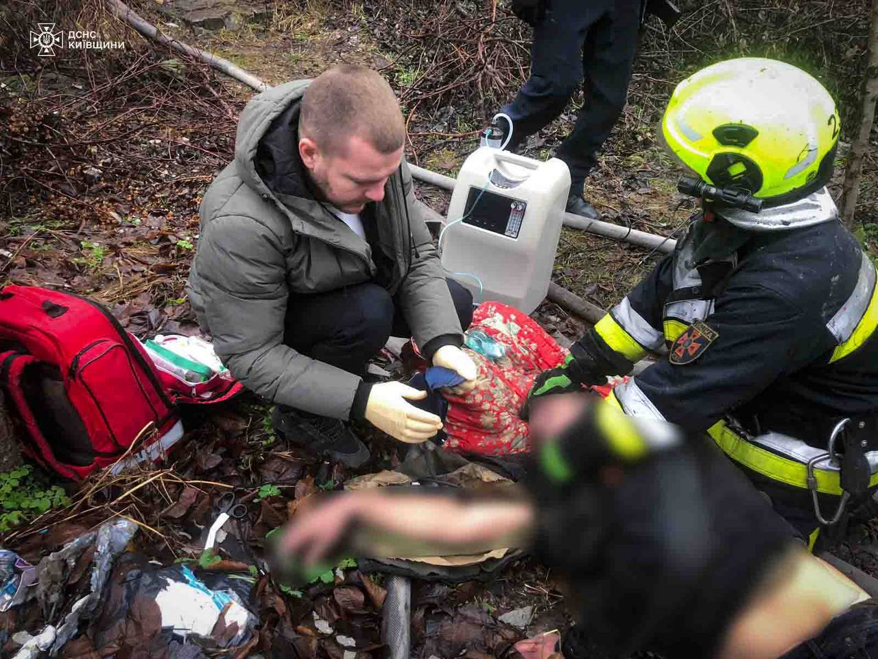 Поблизу Києва горів будинок: чоловіка реанімували рятувальники (фото)