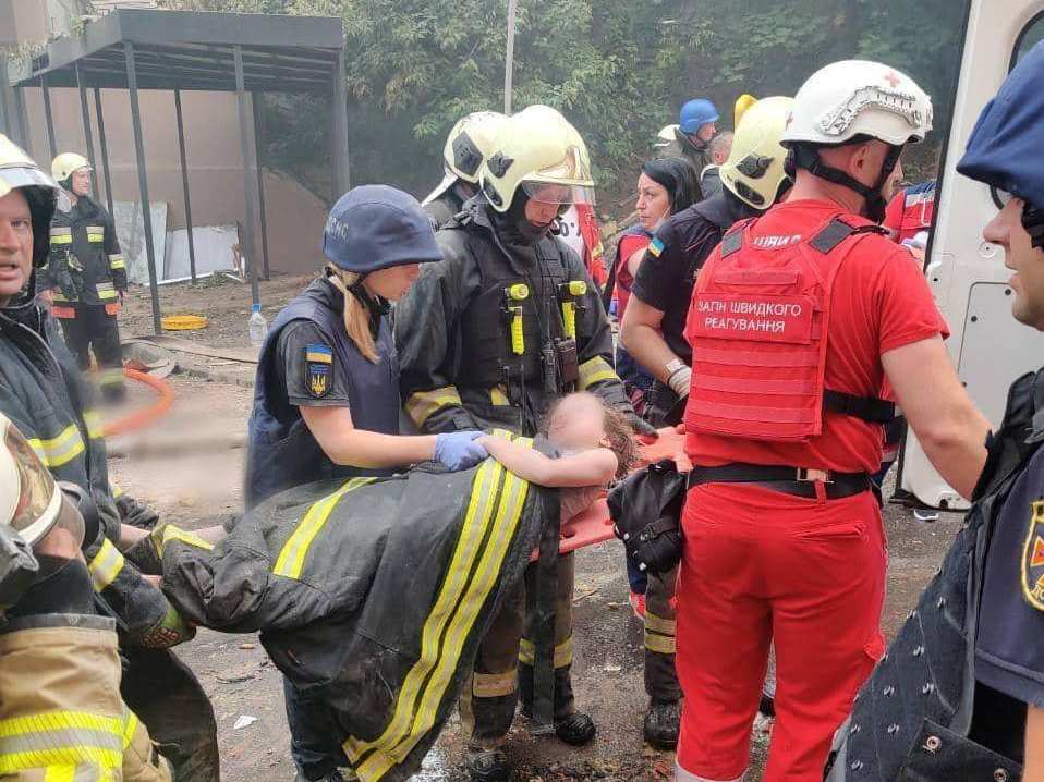 Медики розповіли про стан 7-річної дівчинки, яку витягнули з-під завалів у Києві