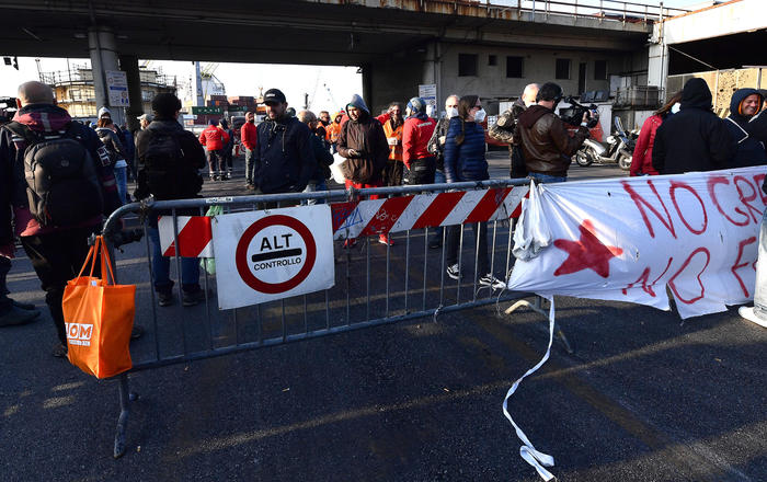 Covid-19  в Італії: тисячі людей протестують проти обов’язкових «зелених паспортів» для працівників