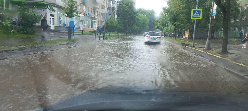 Злива у Львові. Вода підтопила вулиці та приміщення, подекуди зникло світло