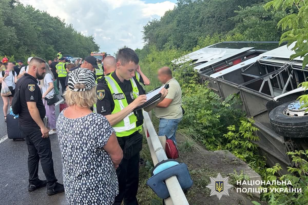 На Хмельниччині перекинувся  туристичний автобус: Які наслідки ДТП (фото)