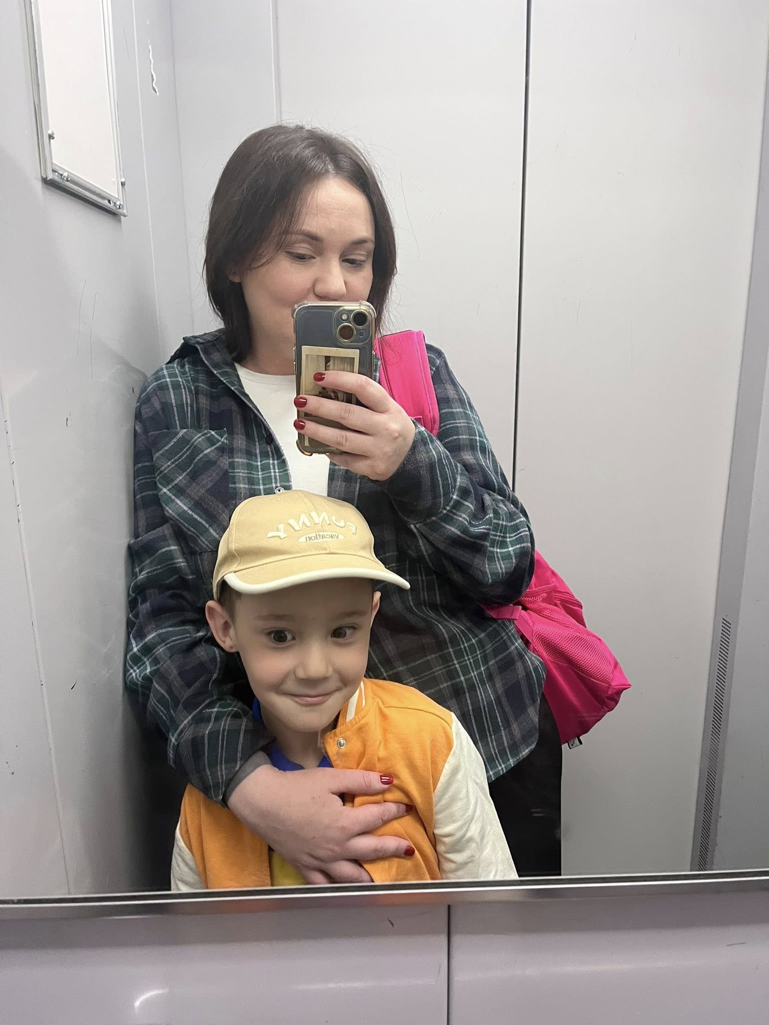 «Стріляв у машину з дитиною»: у Києві невідомий обстріляв авто волонтерки фонду «Повернись живим»