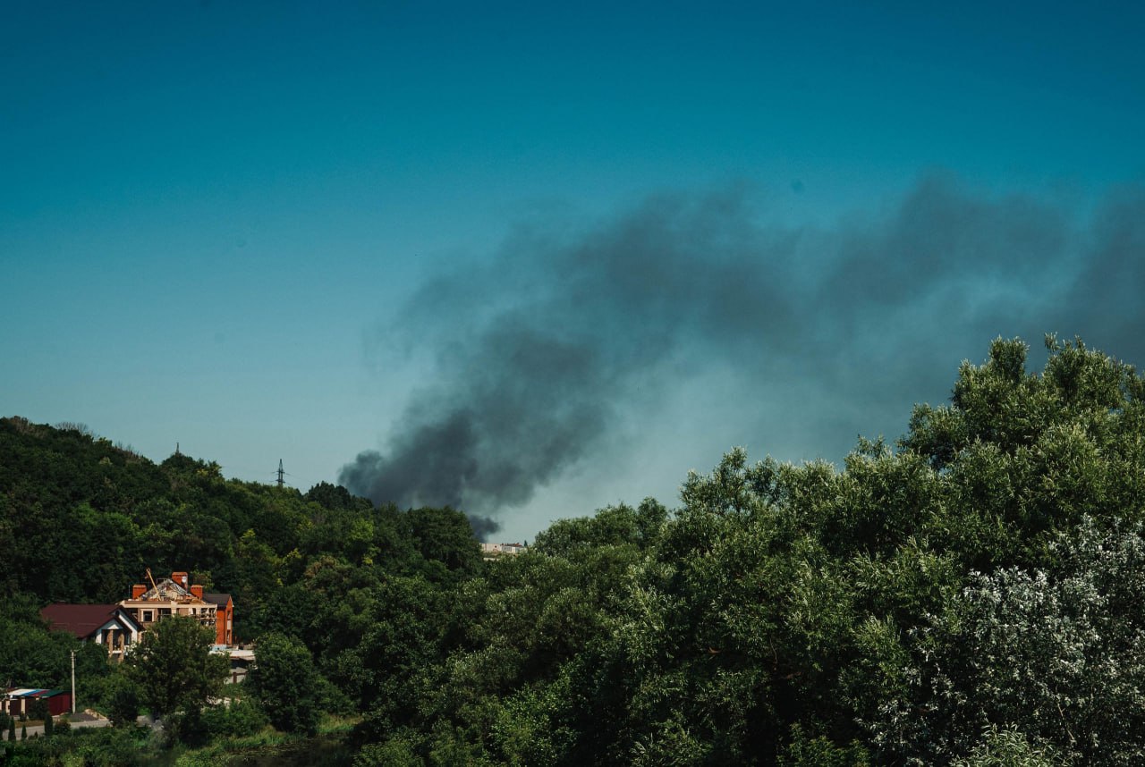 У російському місті Курськ вже кілька годин горить військова база, – соцмережі