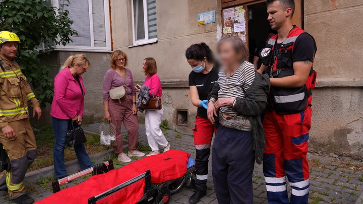 У Франківську пенсіонерка 10 діб жила в квартирі з померлим чоловіком: страшні деталі
