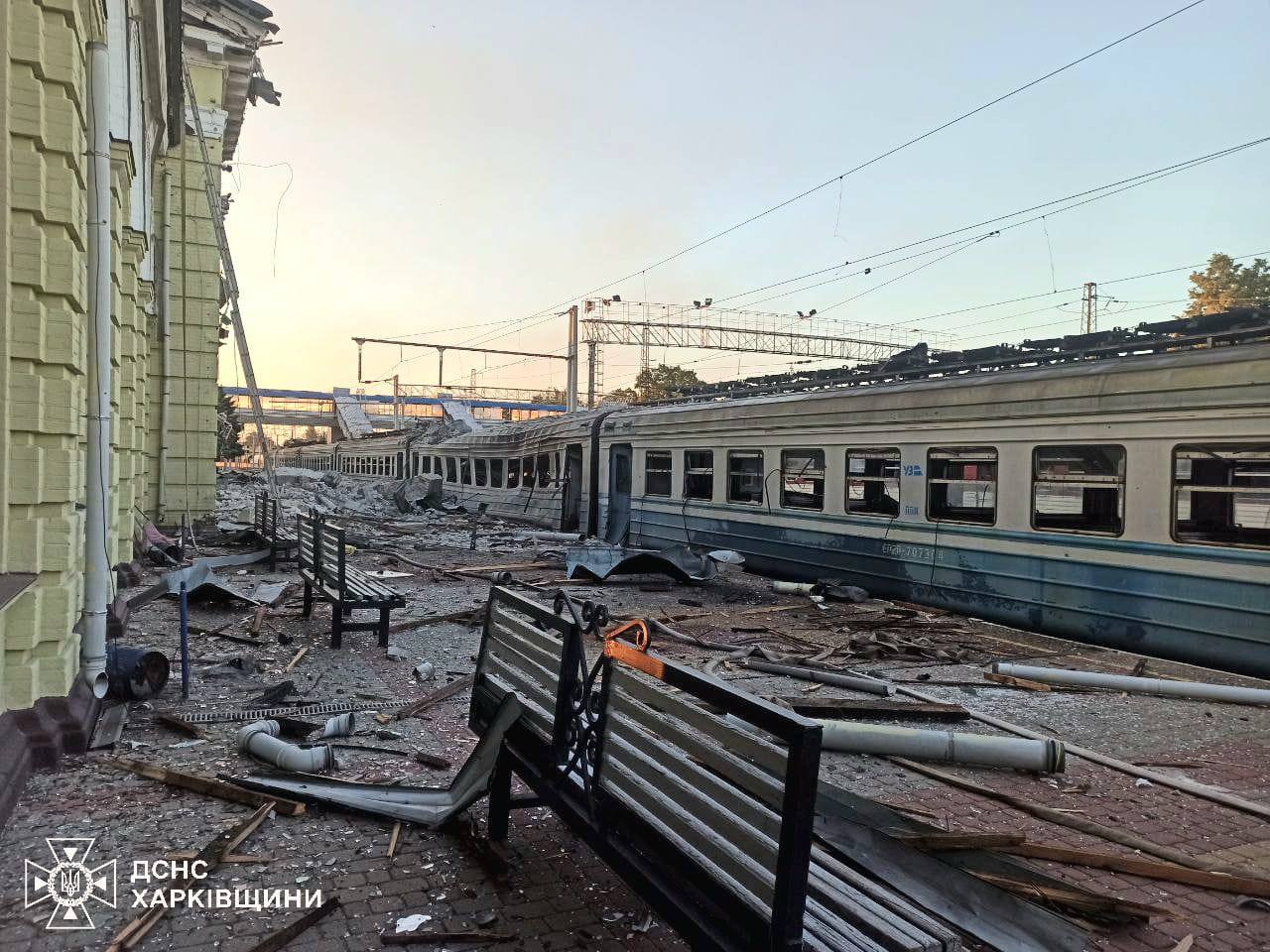 З'явилися фото з місця масових вибухів у Лозовій