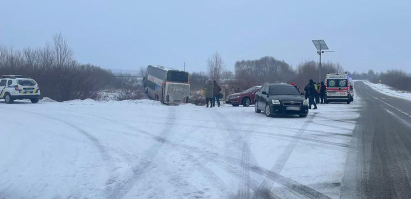 На Львівщині з дороги злетів двоповерховий автобус з пасажирами: фото з місця аварії