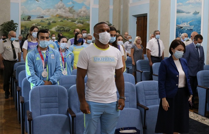 Жана Беленюка підвищили у військовому званні та вручили іменний пістолет