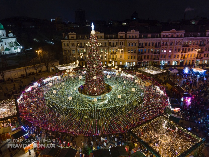 У Києві засвітили головну ялинку країни