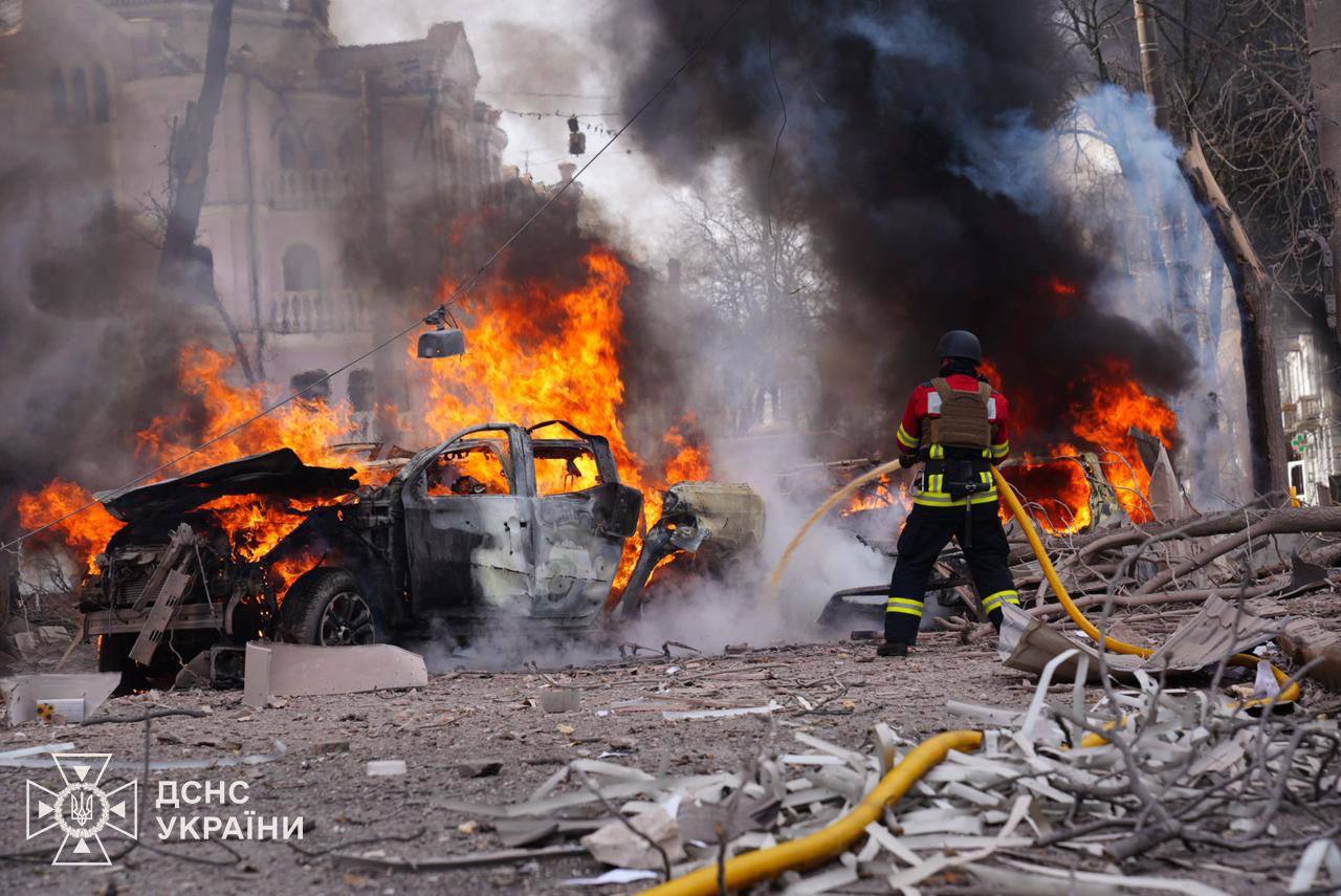 Нові фото та деталі ракетного удару по Сумах: загинула 21 людина, щонайменше 20 поранених – МВС