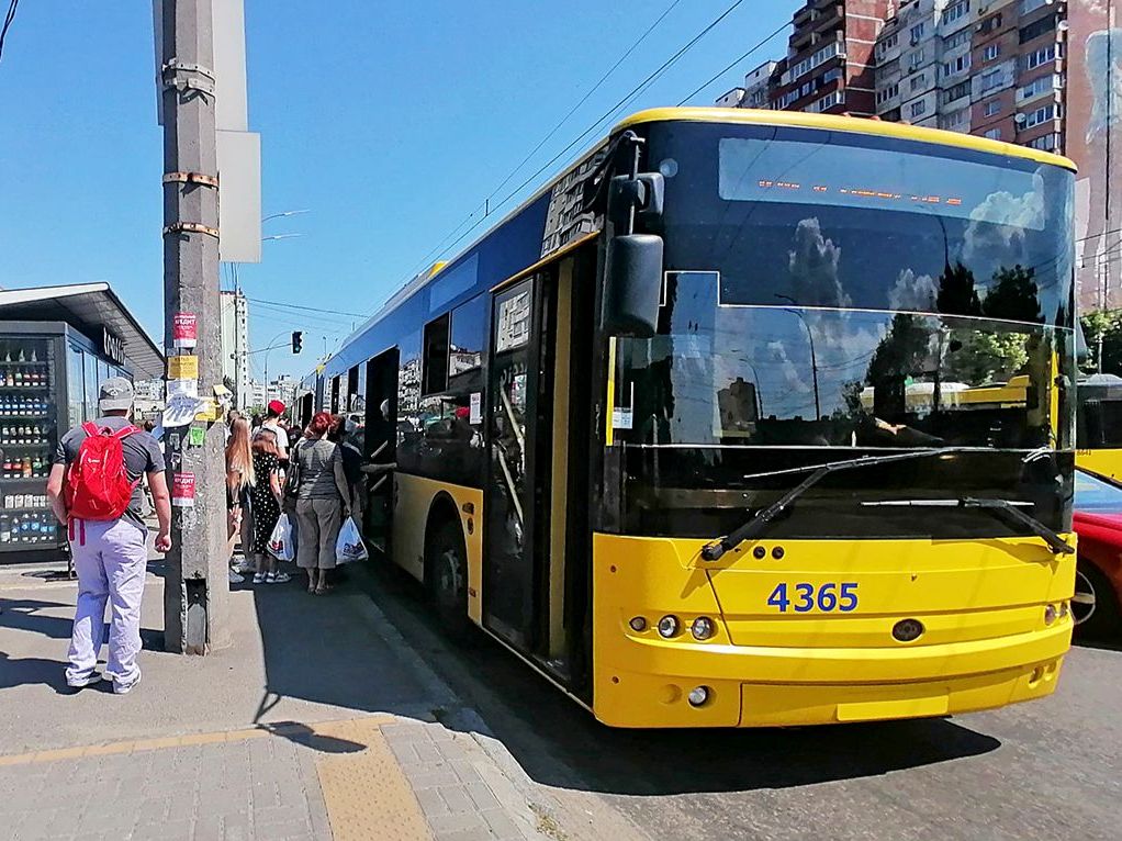У Києві наземний громадський транспорт зупинятиметься під час повітряної тривоги