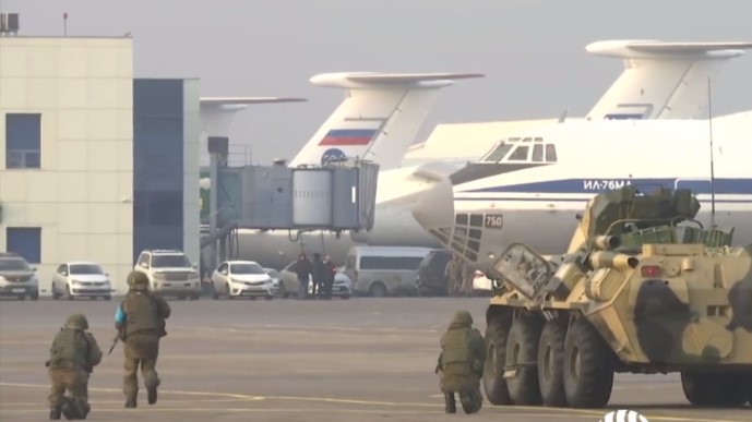Російські військові взяли від контроль стратегічні об'єкти Казахстану