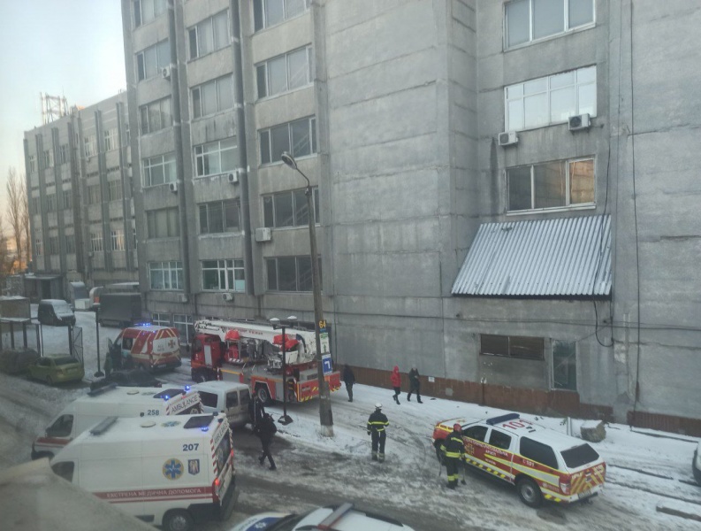 Вибух у Києві на колишньому заводі. Під завалами люди, є жертви