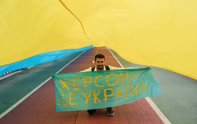 Сльози щастя у синьо-жовтих барвах. Як Херсон емоційно зустрічає українських військових