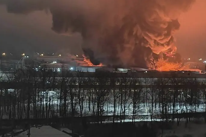 У Ленінградській області РФ палає завод з виробництва ацетону (відео)