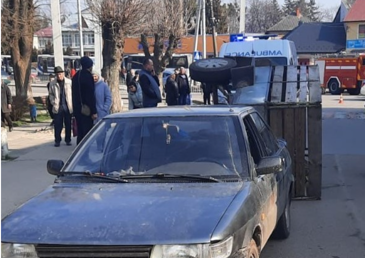 Сидів на дровах на причепі: на Львівщині неповнолітній загинув у ДТП
